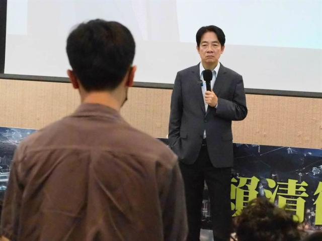 賴(lài)清德到大學(xué)演講被質(zhì)疑態(tài)度得過(guò)且過(guò)，在年輕人支持度上始終沒(méi)有起色。（圖源：臺(tái)灣“中時(shí)新聞網(wǎng)”）