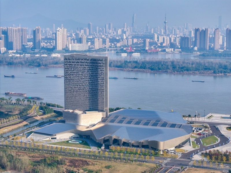 11月14日，2023兩岸企業(yè)家峰會(huì)10周年年會(huì)在江蘇南京揚(yáng)子江國(guó)際會(huì)議中心舉行（無(wú)人機(jī)照片）。新華社記者 李博 攝.jpg