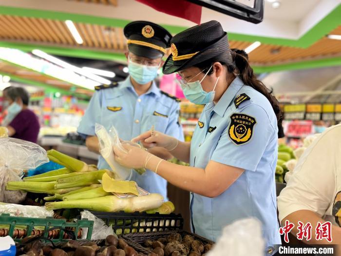 資料圖：上海市食藥安辦會(huì)同相關(guān)部門聯(lián)合開展重點(diǎn)食用農(nóng)產(chǎn)品綜合治理工作。
