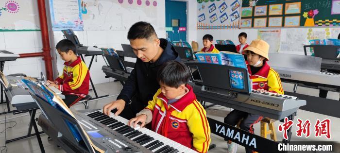 資料圖：小學(xué)生在校上音樂課。