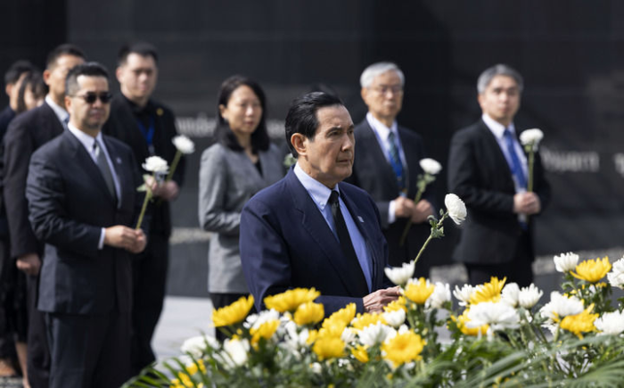 3月29日，中國(guó)國(guó)民黨前主席馬英九一行參觀了侵華日軍南京大屠殺遇難同胞紀(jì)念館，深切悼念遇難同胞。新華社記者 才揚(yáng) 攝