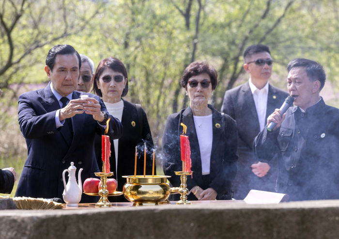 4月1日，在湖南省湘潭縣茶恩寺鎮(zhèn)雙陽(yáng)村馬家祖墓，馬英九先生在獻(xiàn)酒。新華社記者 才揚(yáng) 攝