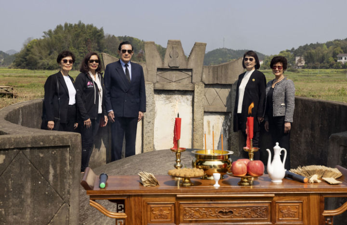 4月1日，在湖南省湘潭縣茶恩寺鎮(zhèn)雙陽(yáng)村馬家祖墓，馬英九先生與家人拍照留念。新華社記者 才揚(yáng) 攝