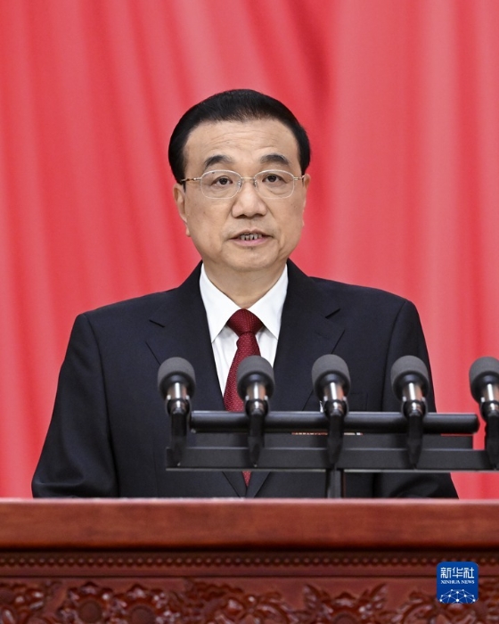 3月5日，第十四屆全國(guó)人民代表大會(huì)第一次會(huì)議在北京人民大會(huì)堂開幕。國(guó)務(wù)院總理李克強(qiáng)作政府工作報(bào)告。新華社記者 饒愛民 攝