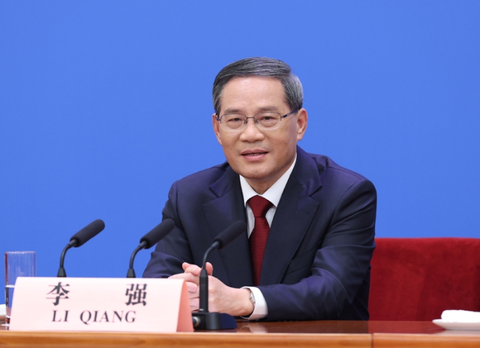 3月13日，十四屆全國(guó)人大一次會(huì)議在北京人民大會(huì)堂舉行記者會(huì)，國(guó)務(wù)院總理李強(qiáng)應(yīng)大會(huì)發(fā)言人王超的邀請(qǐng)出席記者會(huì)，并回答中外記者提問。國(guó)務(wù)院副總理丁薛祥、何立峰、張國(guó)清、劉國(guó)中參加。這是李強(qiáng)回答記者提問。新華社記者 劉彬 攝