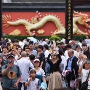 “五一”假期旅游市場火爆 中國經(jīng)濟“再上新臺階”