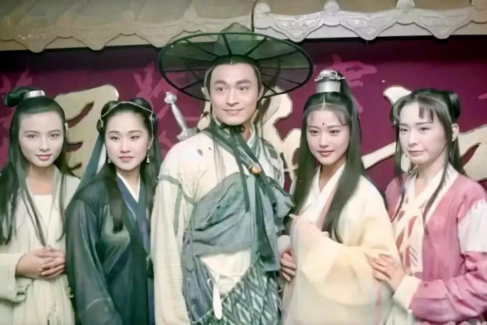 1994版《倚天屠龍記》劇照，右二為周海媚所飾“周芷若”。