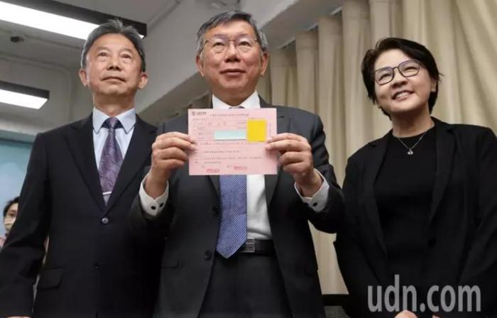 柯文哲5月8日登記參選臺灣地區(qū)領(lǐng)導(dǎo)人。圖片來源：臺灣《聯(lián)合報》 胡經(jīng)周 攝。
