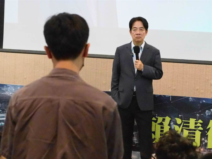 賴清德日前到大學(xué)演講座談，頻頻反問學(xué)生