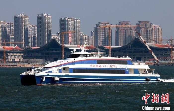 1月7日，廈金客運航線恢復通航的首航航班從廈門五通客運碼頭駛向金門。 中新社發(fā) 鐘欣 攝