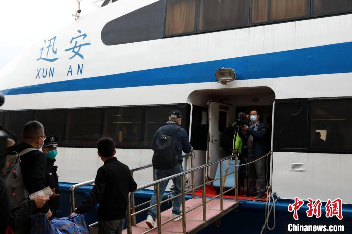 搭載133名乘客的“迅安”客輪，3月25日從廈門五通碼頭起航開往金門?！「咂檫厵z供圖