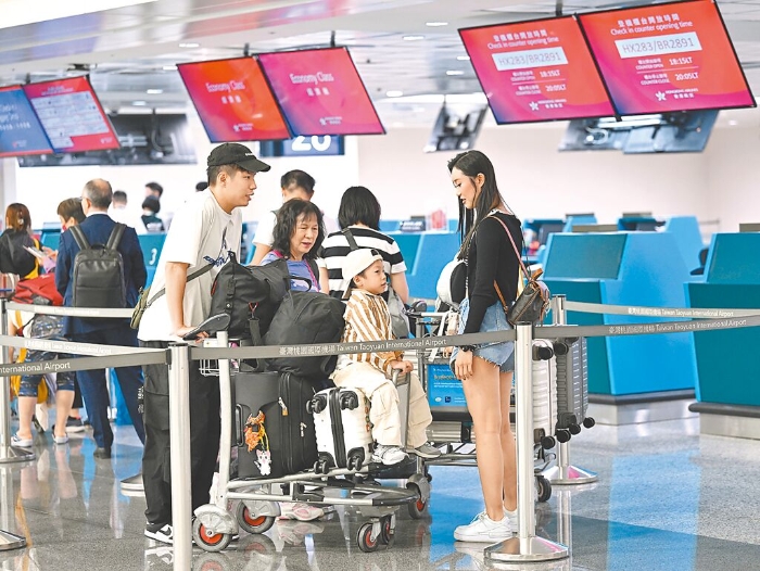 圖為旅客在桃園機(jī)場辦理登機(jī)報(bào)到手續(xù)。（陳麒全攝） 圖片來源：臺(tái)灣《中時(shí)新聞網(wǎng)》