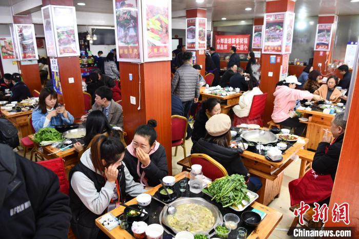 資料圖： 民眾冬至日吃羊肉湯?！埨?攝