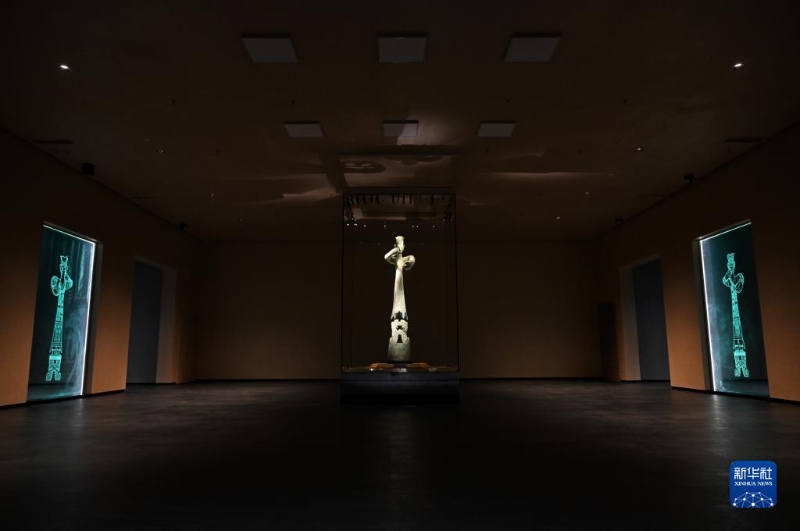 7月26日在三星堆博物館新館拍攝的青銅大立人像。（圖源：新華社）