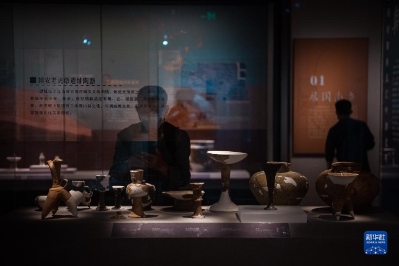 4月18日，觀眾在湖北省博物館展廳參觀。 當日，“惟見長江天際流——考古中國·長江中游文明進程研究成果展”在湖北省博物館正式對觀眾開放。（圖源：新華社）