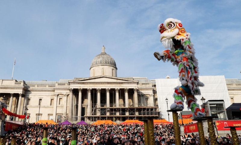 1月22日，英國(guó)倫敦特拉法加廣場(chǎng)舉行春節(jié)慶典，慶祝兔年新春佳節(jié)。（圖源：新華社）