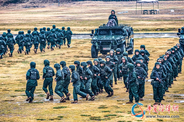 3.武警官兵聞令而動(dòng)，奔赴練兵場(chǎng)。  施晨洲  攝_副本