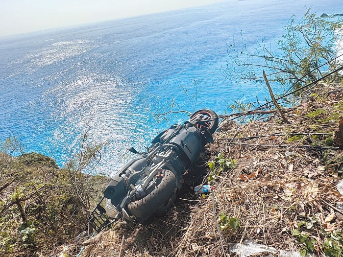 有民眾發(fā)現(xiàn)一輛摩托車懸掛在臺9線公路一處懸崖邊。 圖片來源：臺灣“中時新聞網(wǎng)”