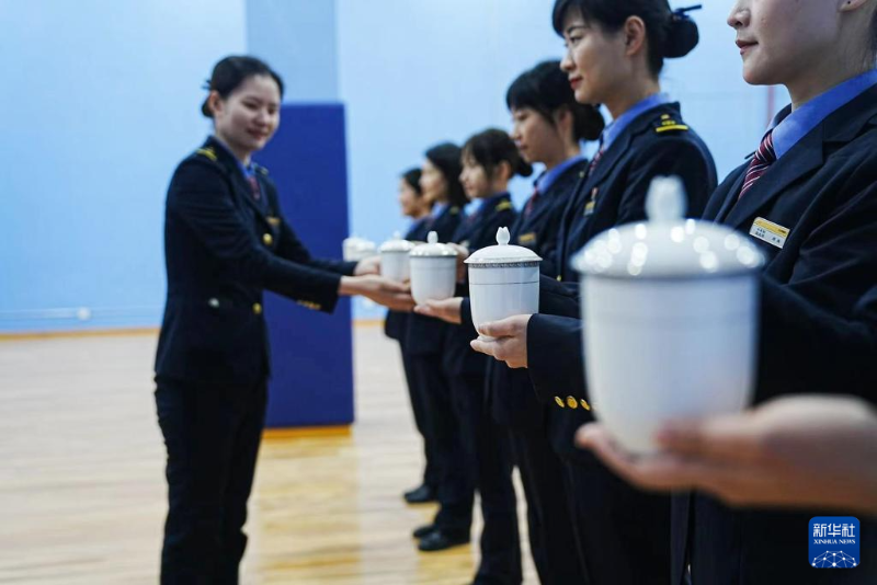 1月12日，鐵路客運服務(wù)人員在合肥火車站進行服務(wù)禮儀培訓(xùn)。（圖源：新華社）