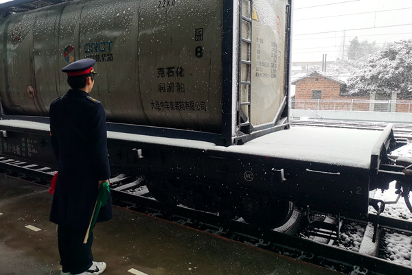 資溪站助理值班員正在崗位監(jiān)視列車運(yùn)行狀態(tài)，確保列車運(yùn)行安全