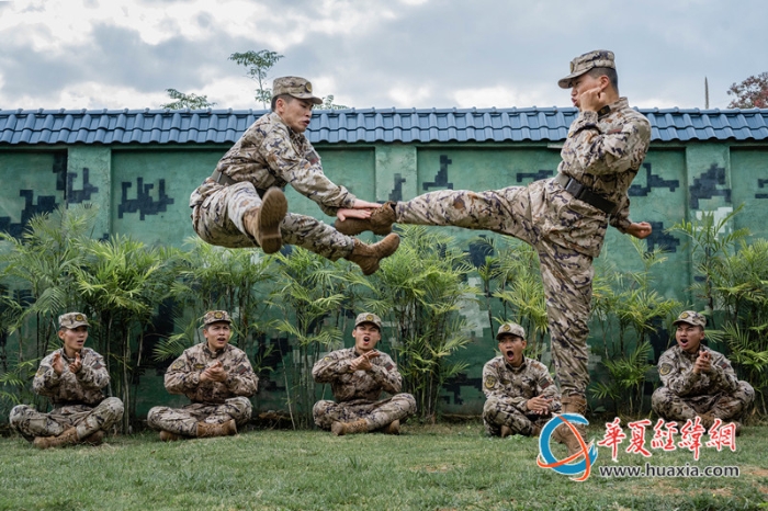 圖5、官兵正在進(jìn)行擒敵對(duì)抗訓(xùn)練（李慶  攝）_副本
