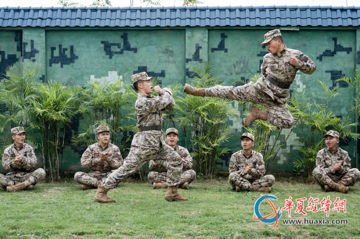 圖4、官兵正在進(jìn)行擒敵技法訓(xùn)練（李慶  攝）_副本