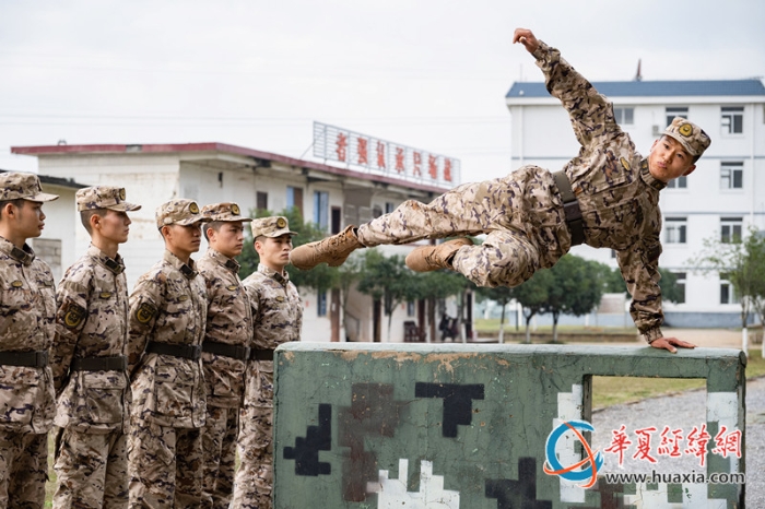 圖6、官兵在進(jìn)行通過(guò)矮墻障礙訓(xùn)練（李慶  攝）_副本