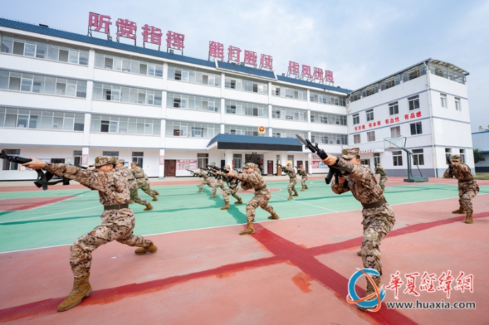 圖1、官兵開(kāi)展刺殺訓(xùn)練（李慶  攝）_副本