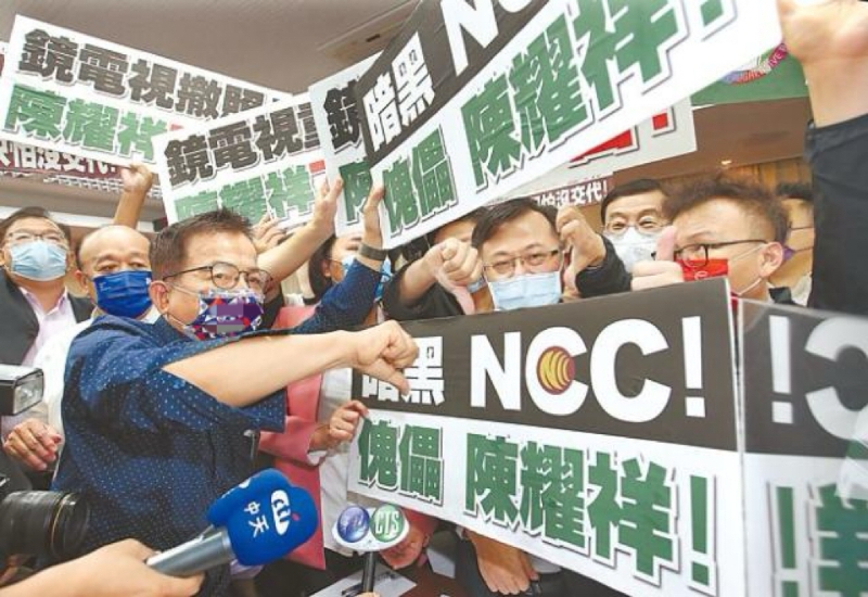 圖為臺灣“通訊傳播委員會”負責(zé)人陳耀祥2022年10月到臺立法機構(gòu)專案報告鏡電視爭議。（圖源：臺灣“中時新聞網(wǎng)”）