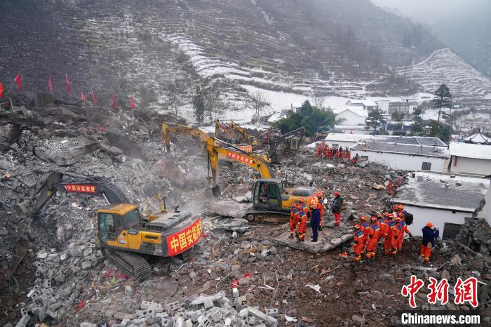1月23日，云南省昭通市鎮(zhèn)雄縣塘房鎮(zhèn)涼水村山體滑坡搜救現(xiàn)場，人機(jī)配合正在實(shí)施搜救。中新社記者 劉冉陽 攝