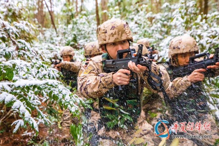 4.特戰(zhàn)隊員正在進(jìn)行雪地追逃  施晨洲  攝_副本