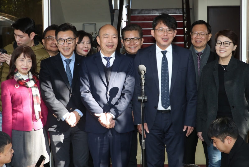 國民黨立法院正副院長參選人韓國瑜（前左三）及江啟臣（前左二）29日拜會民眾黨立法院黨團，會后，韓國瑜及江啟臣與民眾黨8位不分區(qū)立委當選人黃國昌（前右二）、黃珊珊（前右）、陳昭姿（前左）等人一起受訪。（資料照／劉宗龍攝）