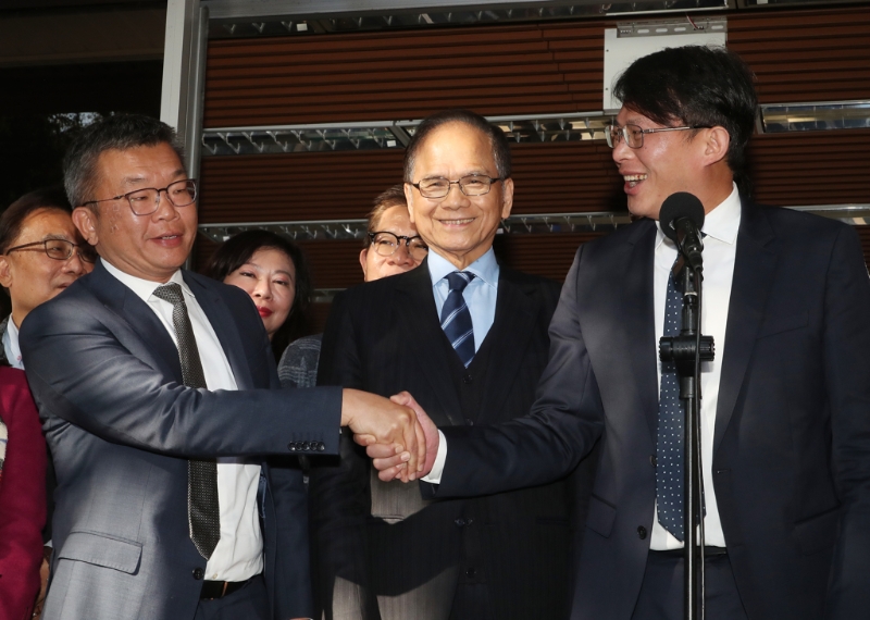 民進黨立法院正副院長參選人游錫堃（中）及蔡其昌（左）29日拜會民眾黨立法院黨團。（資料照，劉宗龍攝）