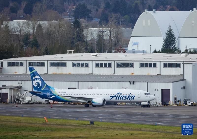 1月6日，美國(guó)阿拉斯加航空公司發(fā)生事故的波音737 MAX 9型客機(jī)?？吭诿绹?guó)波特蘭的一處維修站。（圖源：新華社）