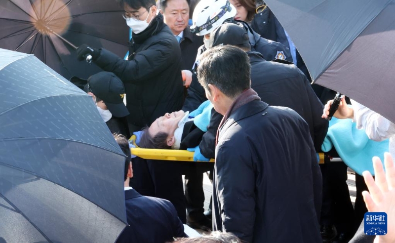 1月2日，在韓國(guó)釜山，韓國(guó)最大在野黨黨首李在明遭襲，在現(xiàn)場(chǎng)進(jìn)行緊急處置后被送往醫(yī)院救治。（圖源：新華社）