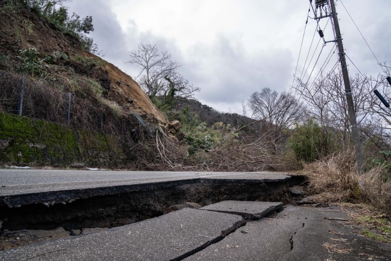 1月2日，在日本石川縣羽咋郡，道路被地震損壞。（圖源：新華社）