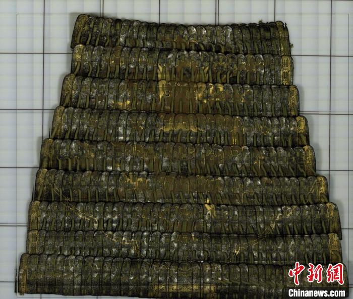 展覽專門修復(fù)了李文忠家族收藏的一套皮甲并展開?！≈袊鴩也┪镳^供圖.jpeg