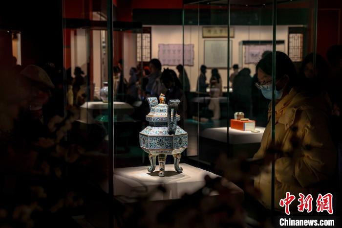 1月8日，江西省博物館“御瓷歸來”展覽在南昌開幕，此次展覽共展出180件(套)經(jīng)典御瓷代表作。劉力鑫 攝.jpeg