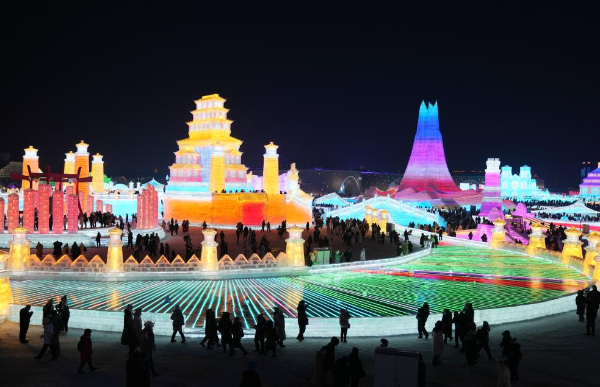 游客在哈爾濱冰雪大世界園區(qū)內(nèi)游玩（2023年12月18日攝）。新華社記者 王建威 攝.png