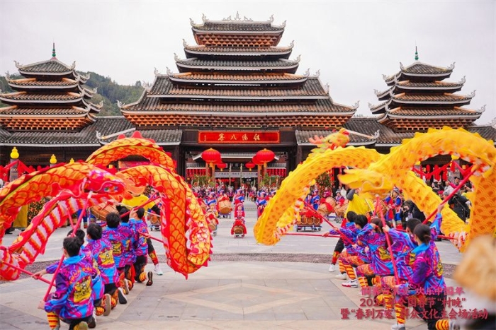 新春走基層丨在中國最大的侗寨看“村晚”、吃百家宴，唱響美好山鄉(xiāng)