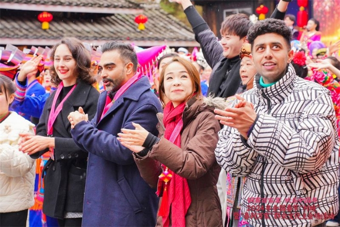 新春走基層丨在中國最大的侗寨看“村晚”、吃百家宴，唱響美好山鄉(xiāng)