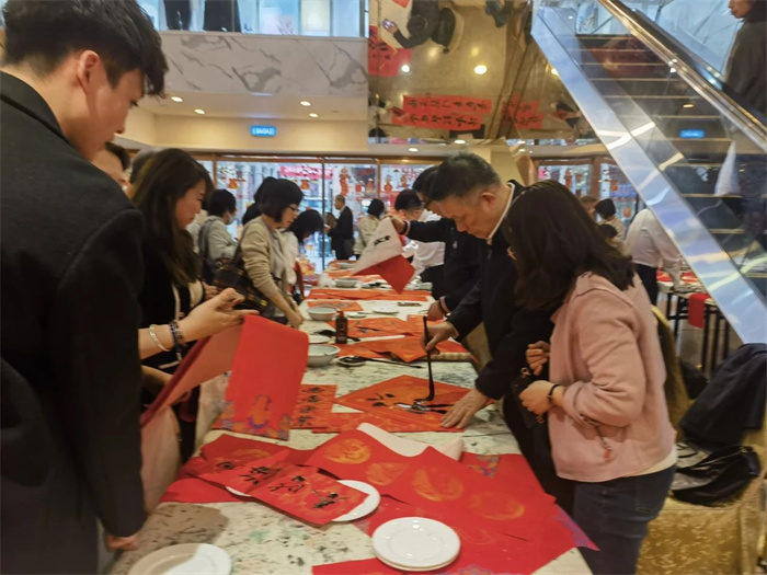 書法家們揮毫寫揮春、送祝?；顒蝇F(xiàn)場。（主辦方供圖）