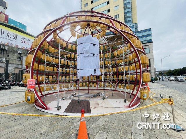 位在臺北市北門展區(qū)的上海燈飾正在布置中，17日將亮相