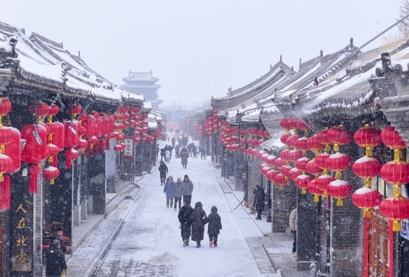 這是2月1日拍攝的雪中的山西晉中平遙古城。受寒潮天氣影響，我國多地迎來降溫降雪。（圖源：新華社）