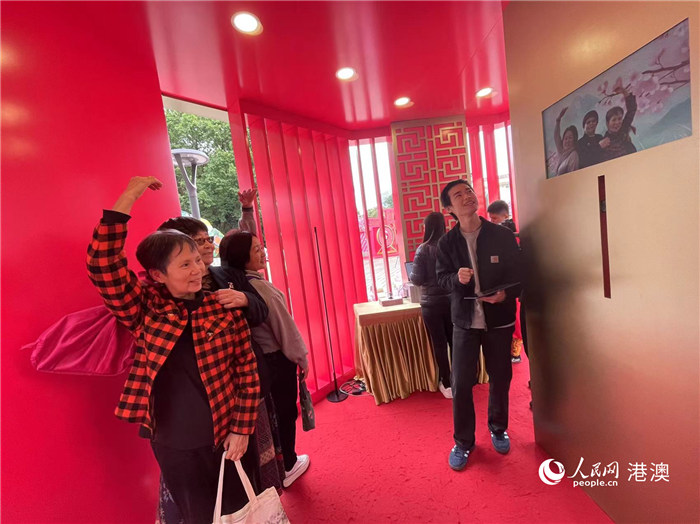圖為最受歡迎的A.I.互動主題照相館，人們爭相拍照留念。人民網(wǎng)記者 富子梅攝