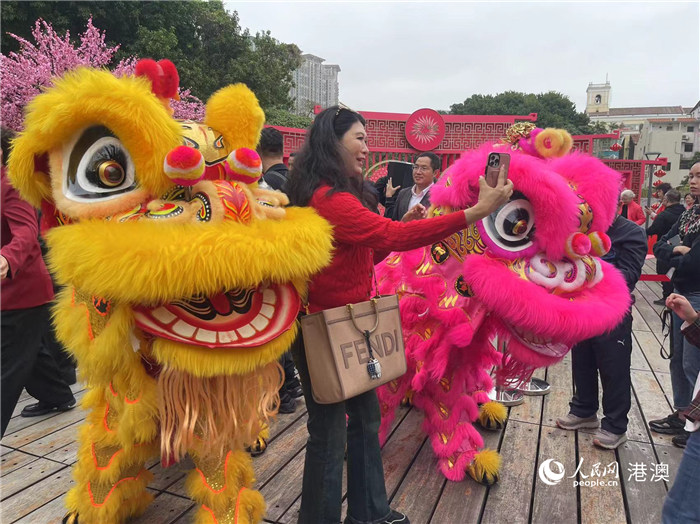 圖為歡鬧的舞獅為活動現(xiàn)場增添喜慶氣氛。人民網(wǎng)記者 富子梅