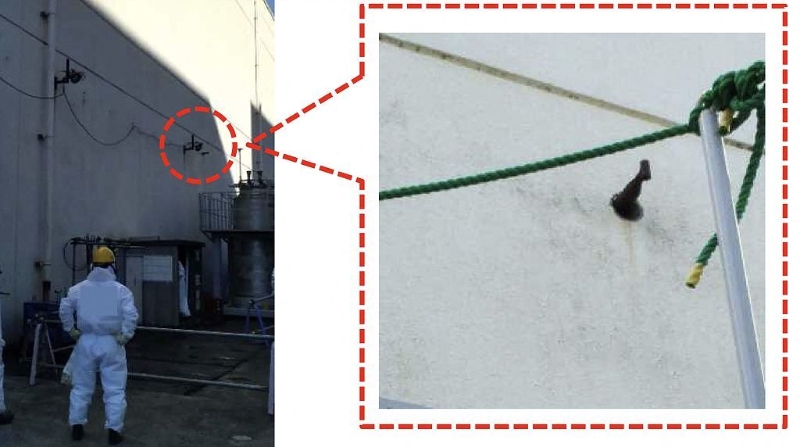 當(dāng)?shù)貢r間2024年2月7日，福島第一核電站發(fā)生未經(jīng)凈化處理的核污染水泄漏事件，圖為作業(yè)員工發(fā)現(xiàn)位于廠房墻上的排風(fēng)管道正在漏水。（視覺中國）