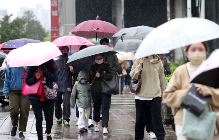 今天下午開始變天，北部及東半部有局部短暫雨，北臺(tái)灣氣溫下降，入夜剩下14度。（本報(bào)資料照片）
