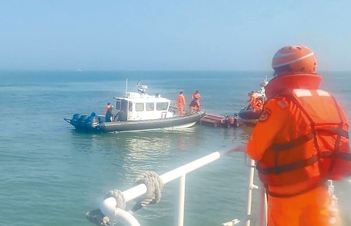 大陸漁船越界拒檢造成2人死亡，海巡署案發(fā)後提供搜救畫面，卻發(fā)現(xiàn)追緝船隻翻覆過程未錄影，以致淪為各說各話。（海巡署提供）