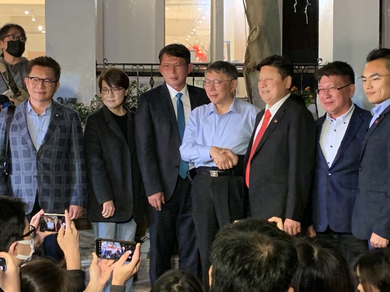 民眾黨主席柯文哲帶隊民眾黨團和國民黨團餐敘。（圖源：臺灣《聯(lián)合報》）